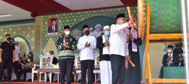 Wakil Presiden Ma'ruf Amin meresmikan pembukaan Muktamar XV Pondok Pesantren As'adiyah di Kota Sengkang, Kabupaten Wajo, Sulawesi Selatan, Sabtu (3/12/2022). (Dok. Setwapres)