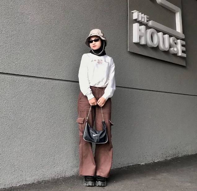 inspirasi mix and match outfit berhijab dengan celana cargo (instgaram.com/deyayaa.a)