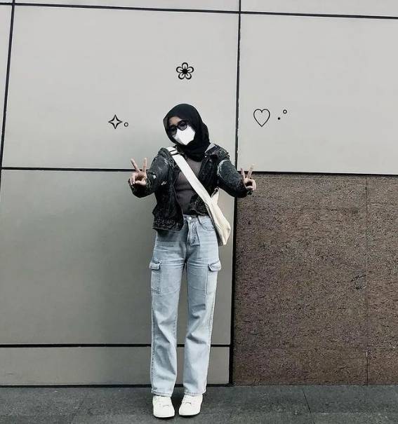 inspirasi mix and match outfit berhijab dengan celana cargo (instgaram.com/diviafachriana)