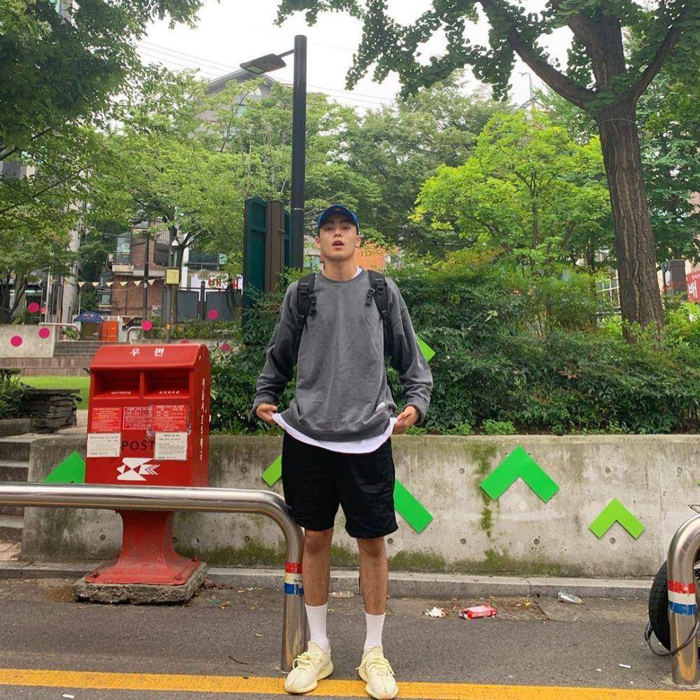 OOTD kasual ala Kim Su Gyeom (instagram.com/su_gyeom_)