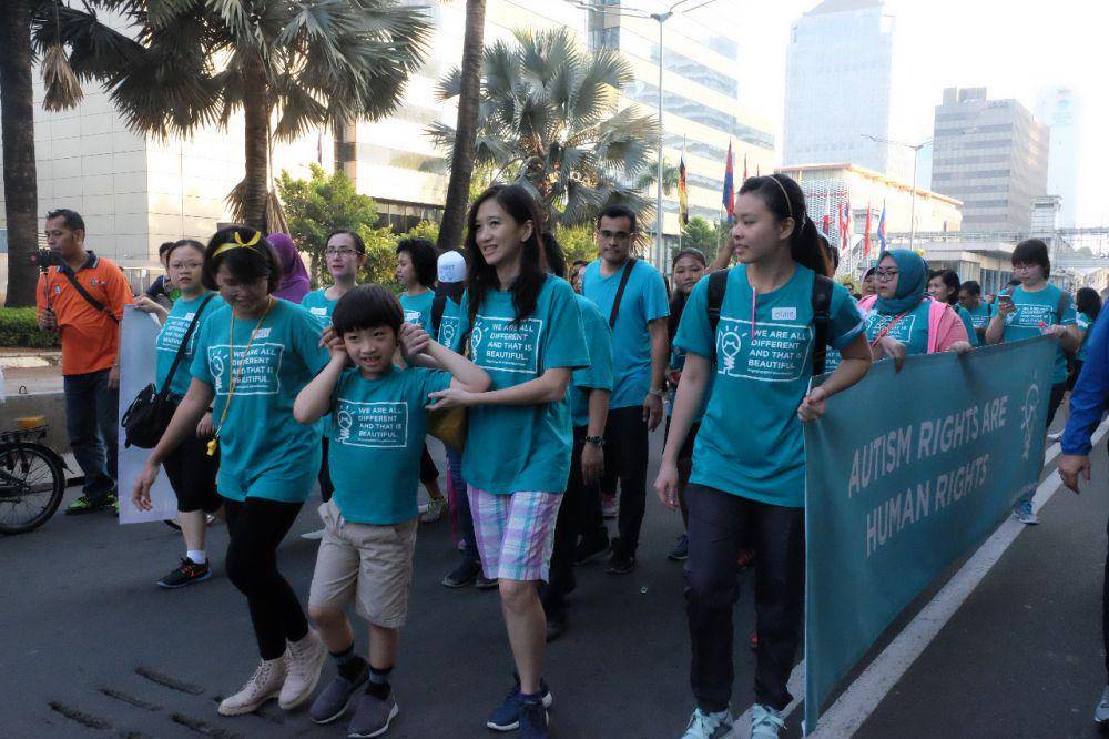 kegiatan Teman Autis jalan bersama para orang tua dan anak autis (dok. pribadi/Alvinia Christiany)