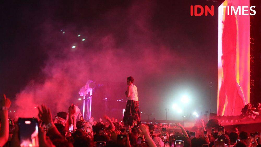 Rich Brian di Head in the Clouds, Minggu (4/11/2022) (IDN Times/Ines Sela Melia)