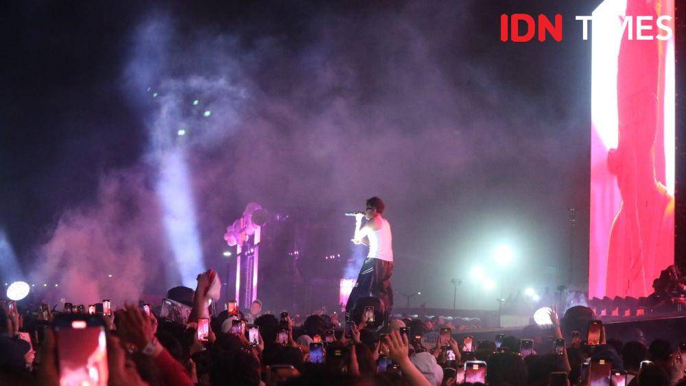 Rich Brian di Head in the Clouds, Minggu (4/11/2022) (IDN Times/Ines Sela Melia)