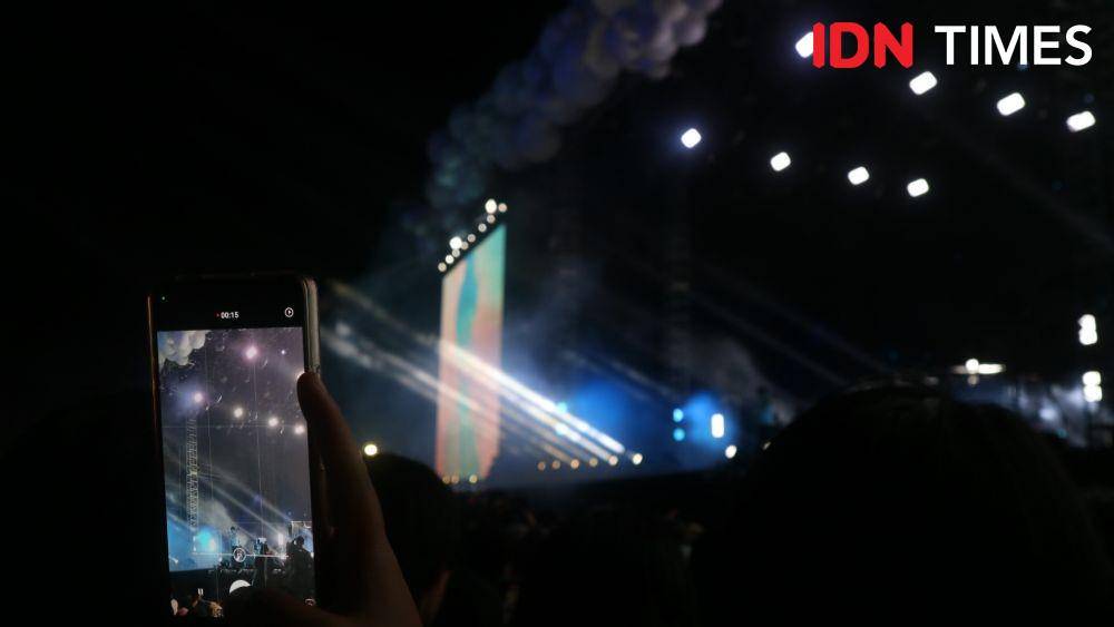 penonton yang sedang merekam penampilan Rich Brian di Head in the Clouds, Minggu (4/11/2022) (IDN Times/Ines Sela Melia)