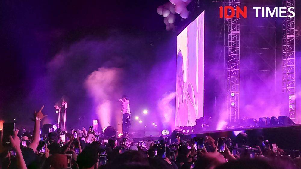 Rich Brian di Head in the Clouds, Minggu (4/11/2022) (IDN Times/Ines Sela Melia)