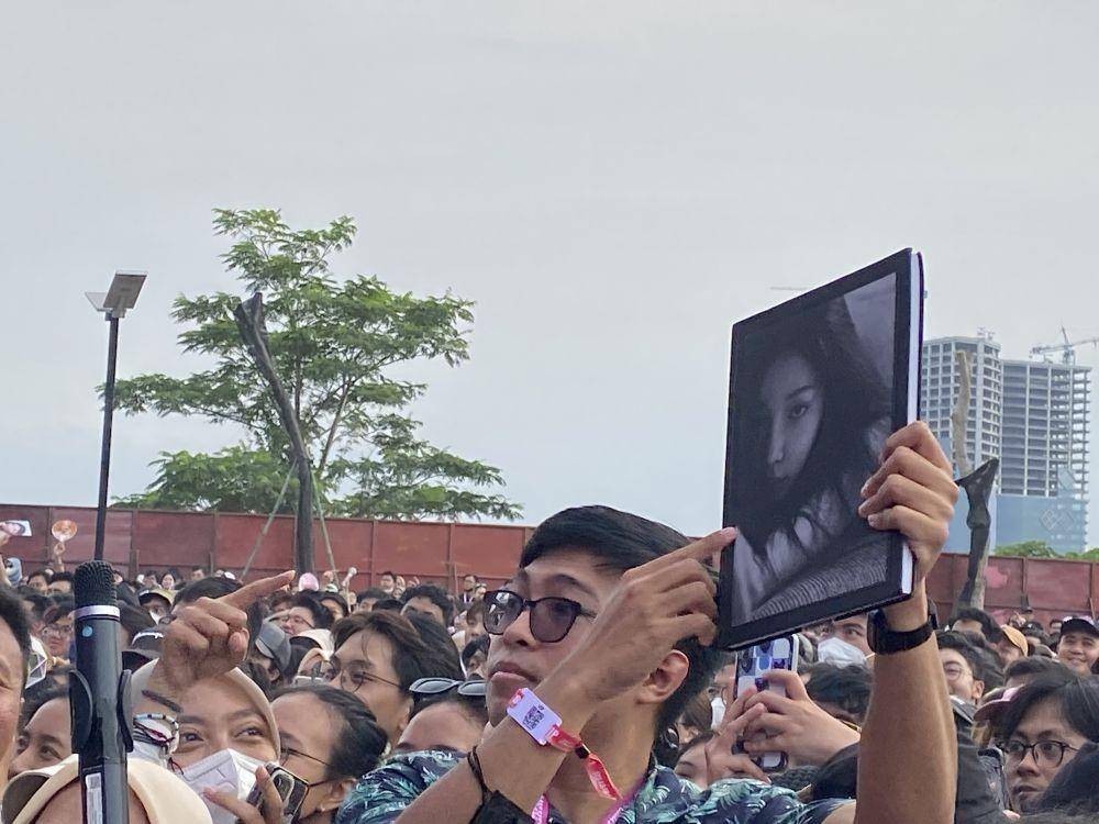 fans chungha yang membawa album (dok.idntimes/stephanierisyana)