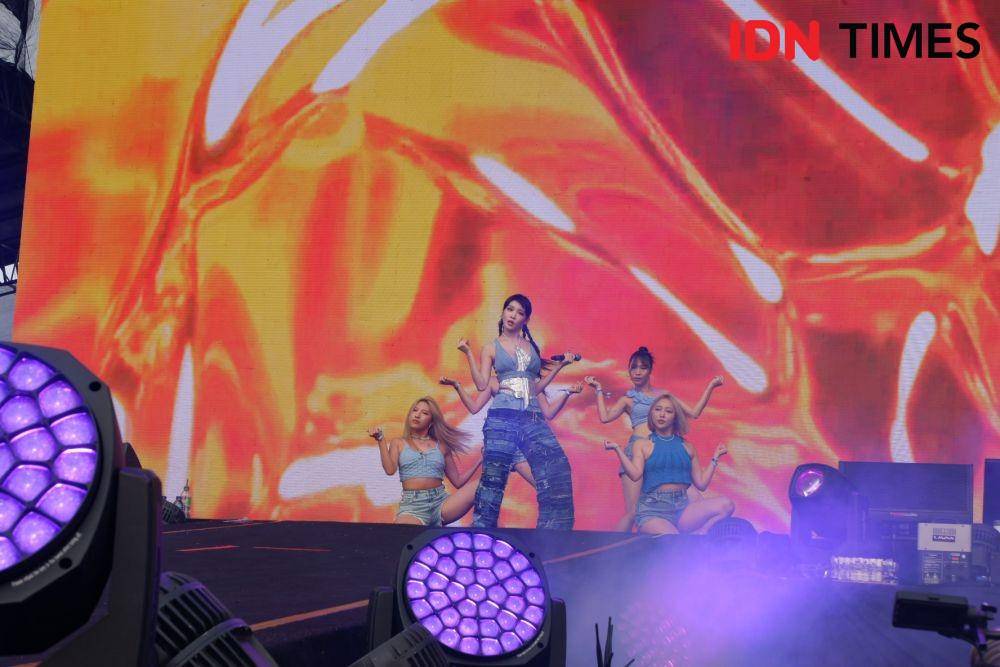 9 Potret Chungha di HITC Jakarta Day 2, Ada Fans yang Beruntung!