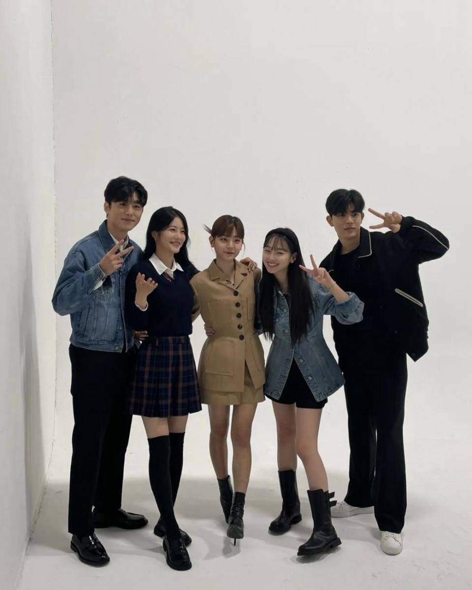 potret para pemain drama Revenge of Others balik layar (instagram.com/chung.su.bin)