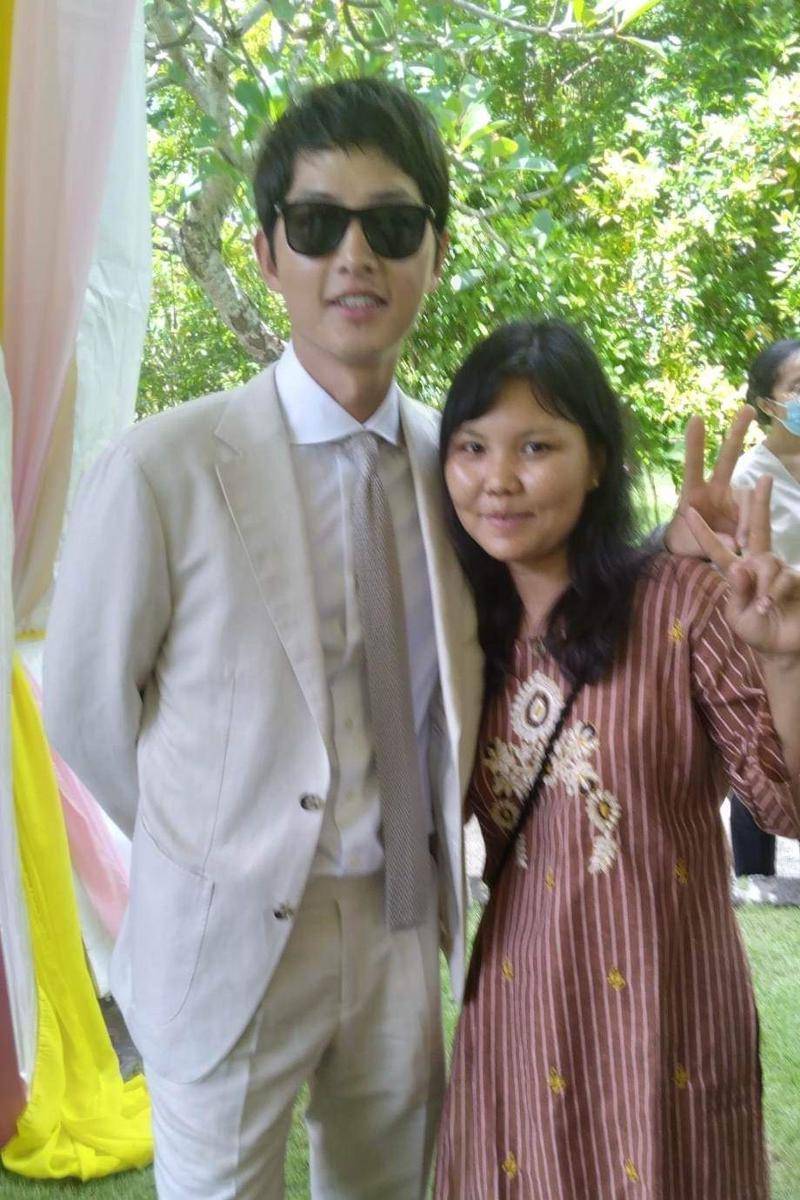 Song Joong Ki dan fans di Bali (twitter.com/HmweTheint)