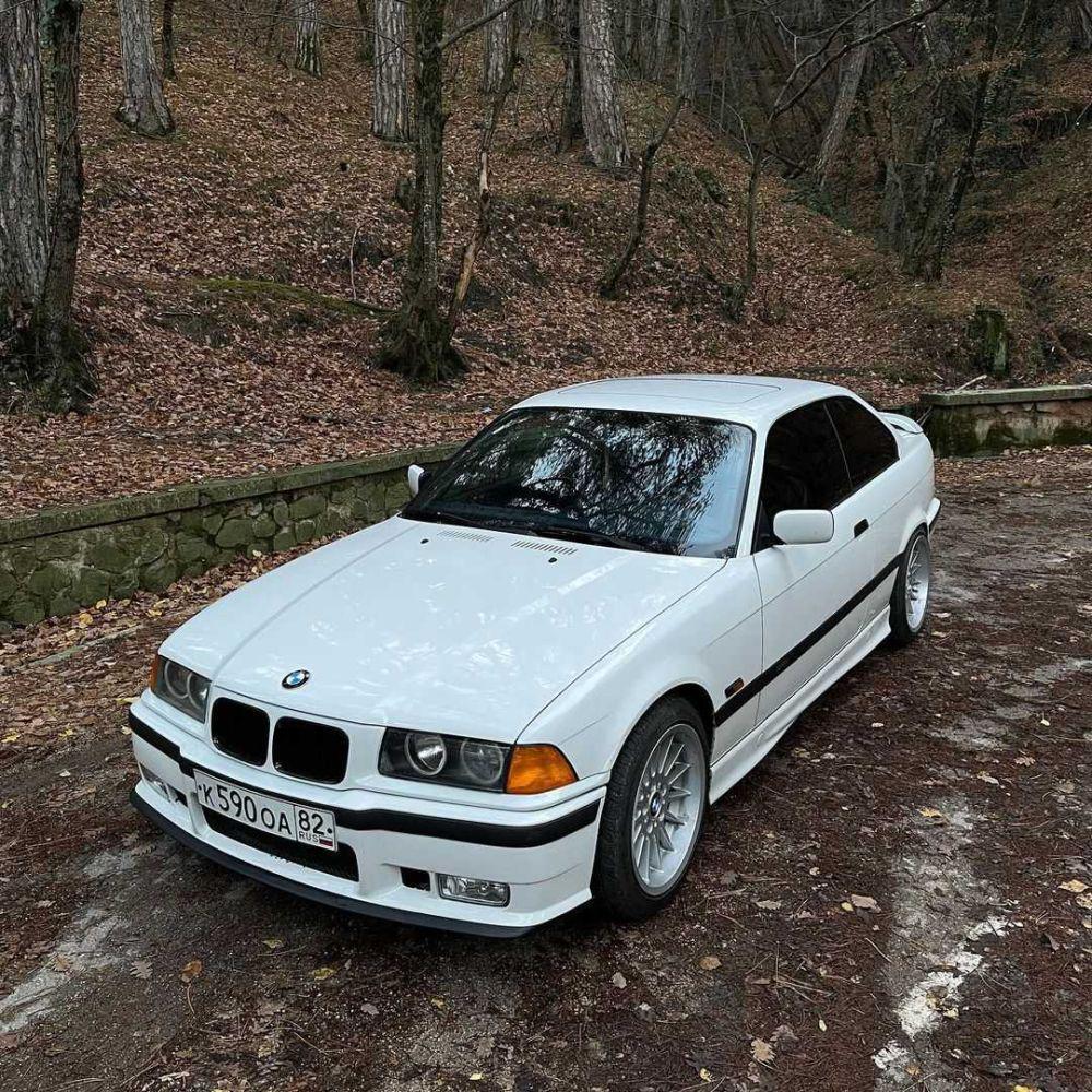 Mobil E36 (instagram.com/e36broo)