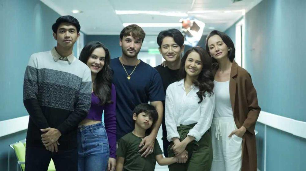 11 Potret di Balik Layar Series Kupu Malam, Kompak Banget!