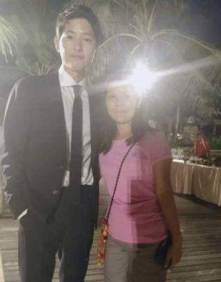 Song Joong Ki dan fans di Bali (twitter.com/HmweTheint)
