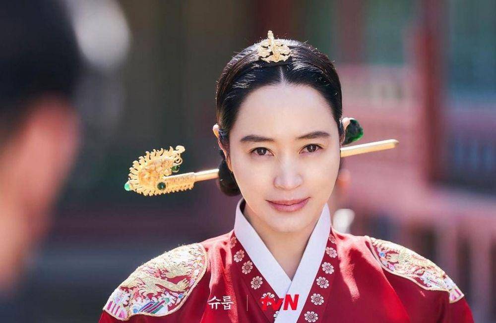 Kim Hye Soo di drama Under The Queen's Umbrella (instagram.com/tvn_drama)