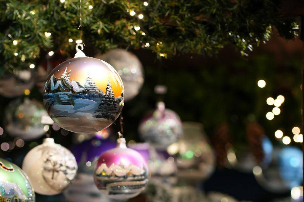 ilustrasi hiasan pohon natal (pexels.com/Mariya)