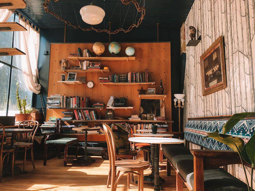 ilustrasi kafe berkonsep library cafe (pexels.com/Haley Black)