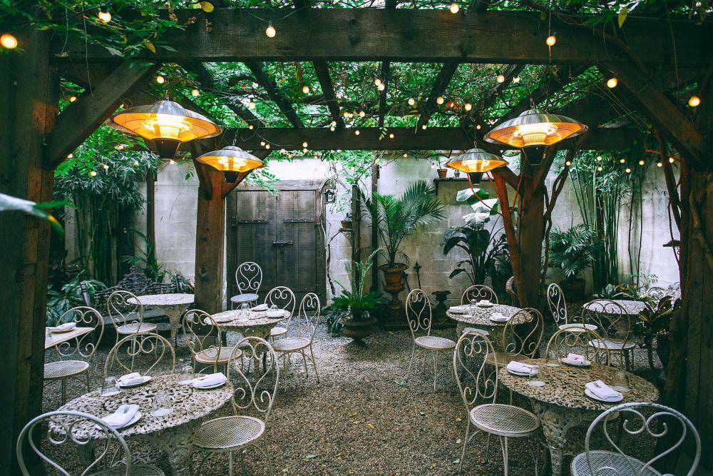 ilustrasi kafe berkonsep biophilic (pexels.com/Maria Orlova)