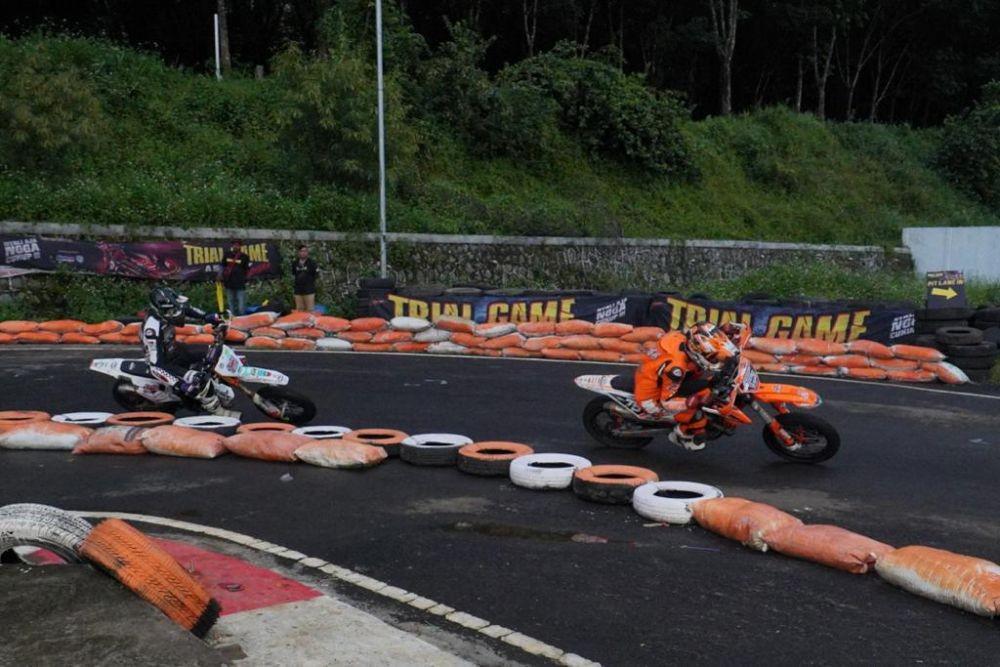 Alfi Husni Asapi Senior, Sapu Bersih Juara di Adu Balap Supermoto