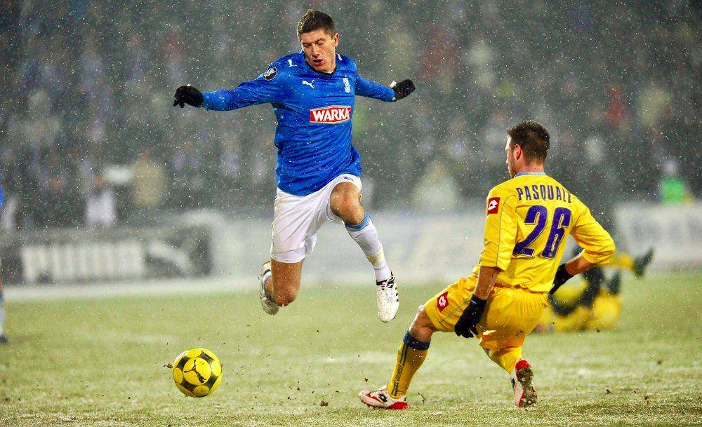 Robert Lewandowski (kostum biru) saat membela Lech Poznan pada 2009. (fifa.com)