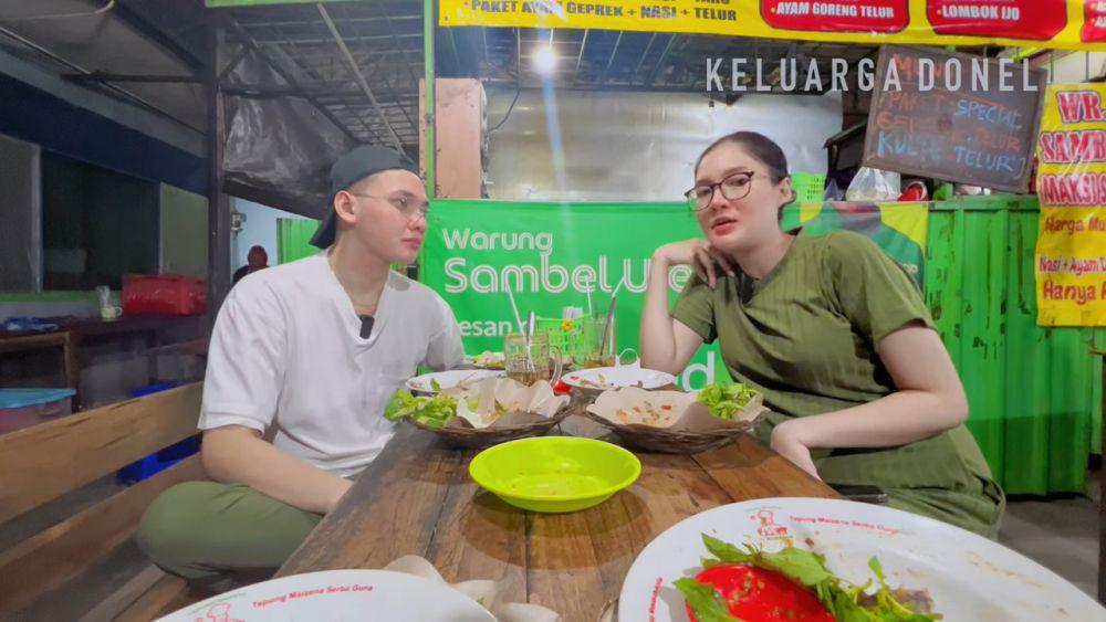 9 Potret Nella Kharisma Saat Ngidam Ayam Geprek di Solo