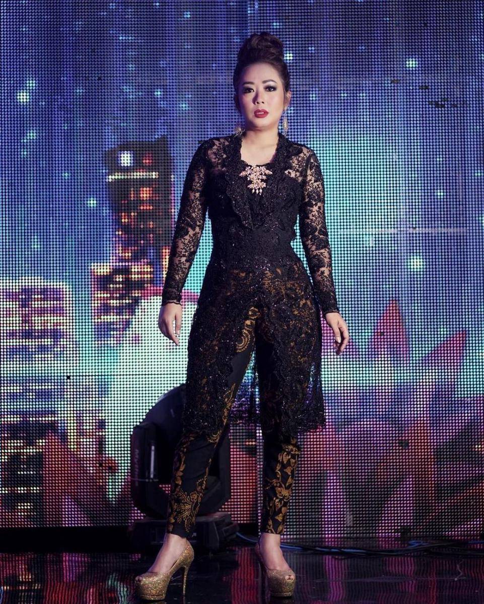 Inspirasi kebaya tunik hitam ala Soimah (instagram.com/showimah)