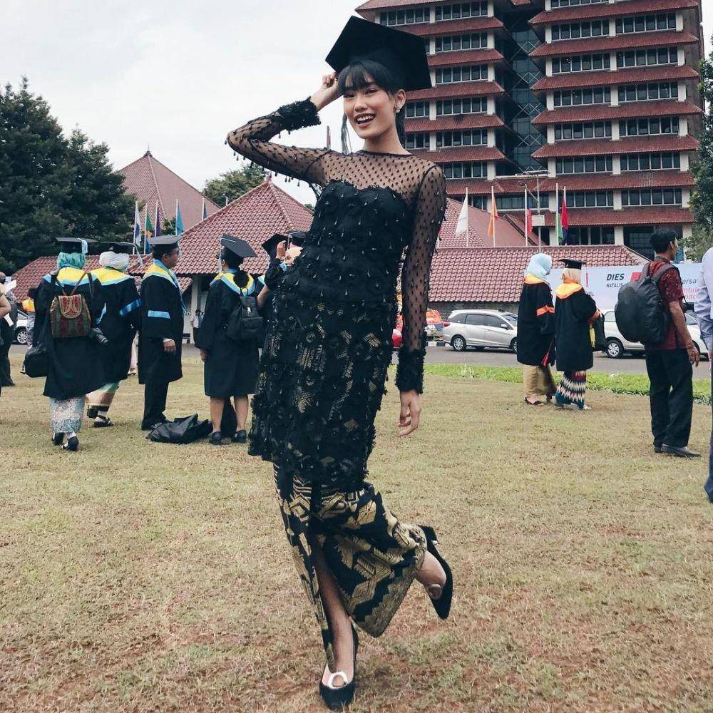 Inspirasi kebaya tunik hitam ala Alika Islamadina (instagram.com/alikaislamadina)