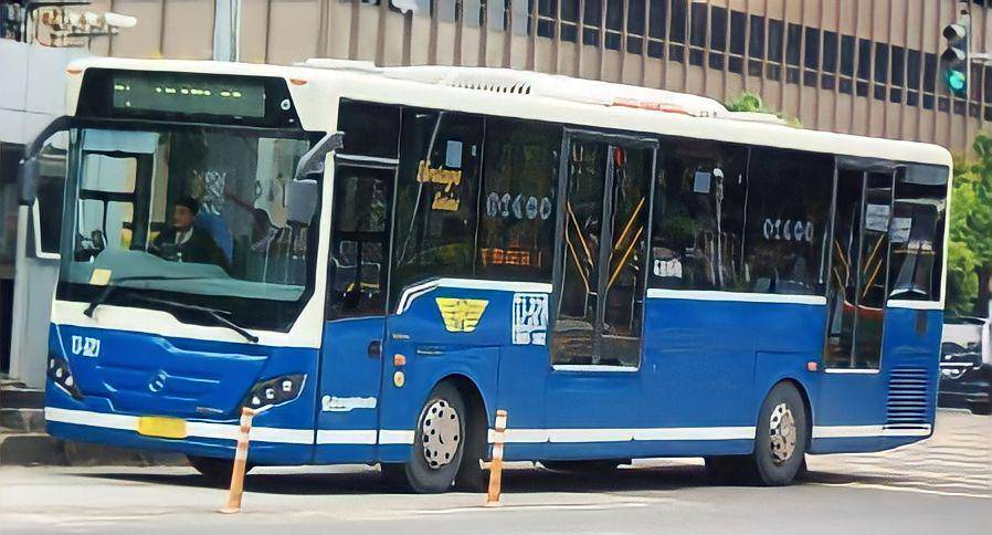 bus vintage TransJakarta (instagram.com/fbl.photoworks)