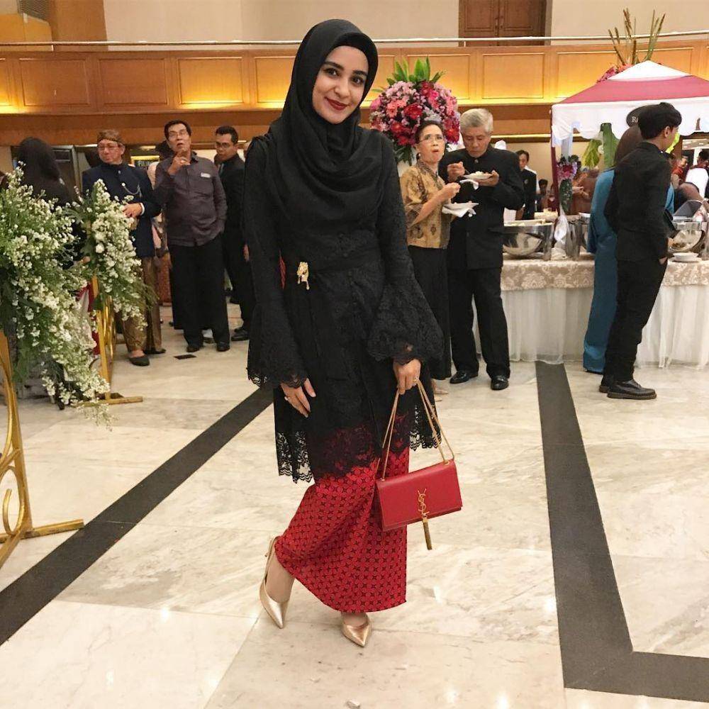 Inspirasi kebaya tunik hitam ala Shireen Sungkar (instagram.com/shireensungkar)