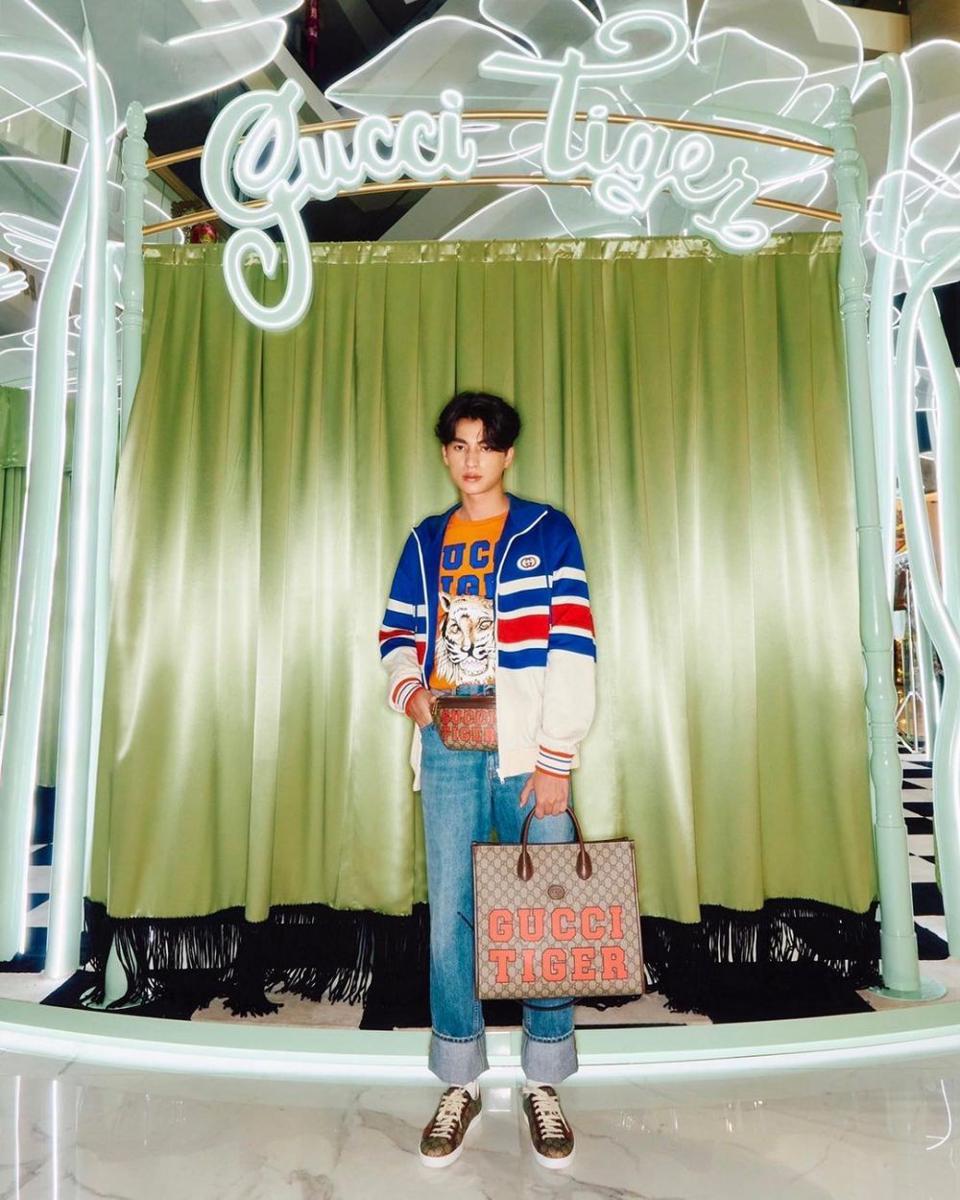 Potret mix and match celana jeans ala Gulf Kanawut (instagram.com/gulfkanawut)
