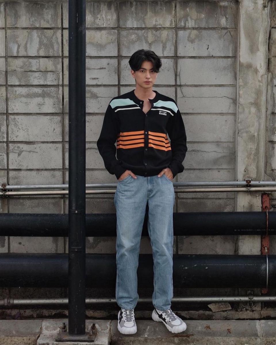 Potret mix and match celana jeans ala Gulf Kanawut (instagram.com/gulfkanawut)