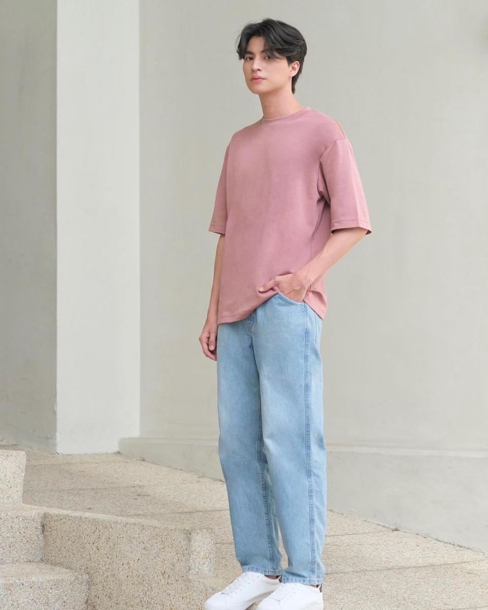 Potret mix and match celana jeans ala Gulf Kanawut (instagram.com/gulfkanawut)