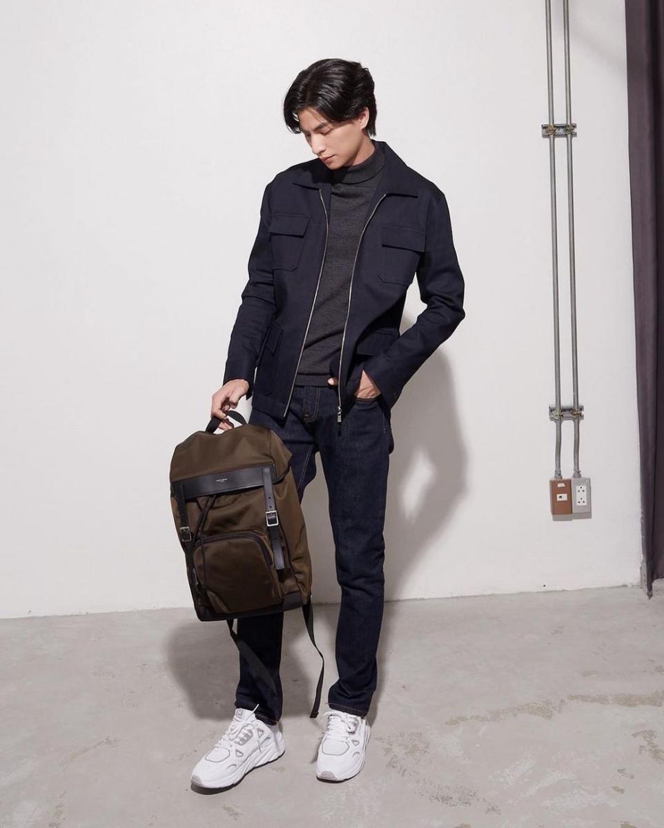 Potret mix and match celana jeans ala Gulf Kanawut (instagram.com/gulfkanawut)