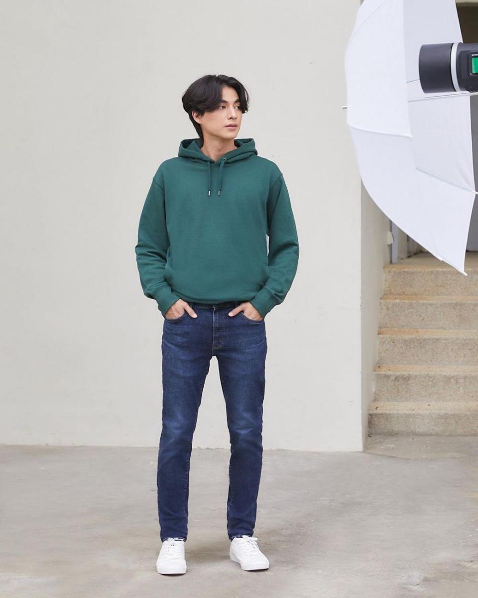 Potret mix and match celana jeans ala Gulf Kanawut (instagram.com/gulfkanawut)