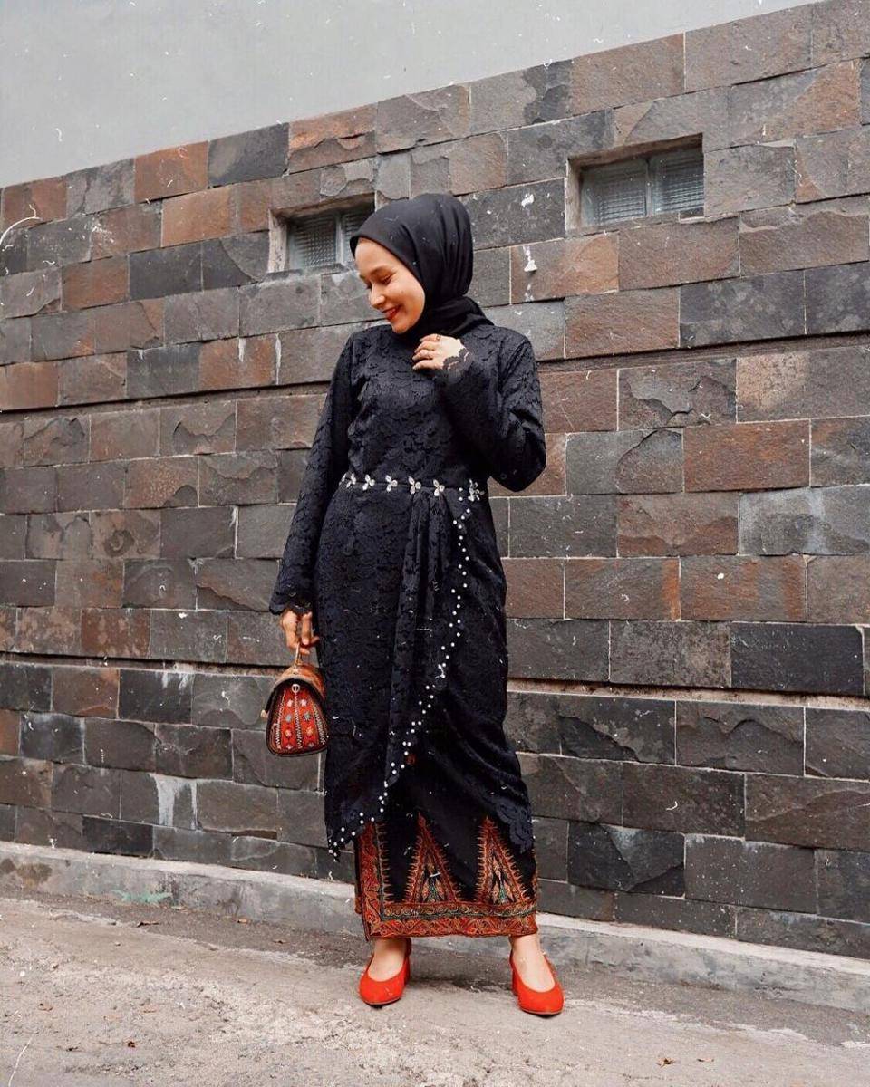 Inspirasi kebaya tunik hitam ala Nissa Chair (instagram.com/nissachair)