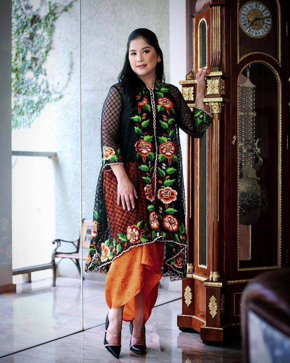 Inspirasi kebaya tunik hitam ala Annisa Pohan (instagram.com/annisayudhoyono)