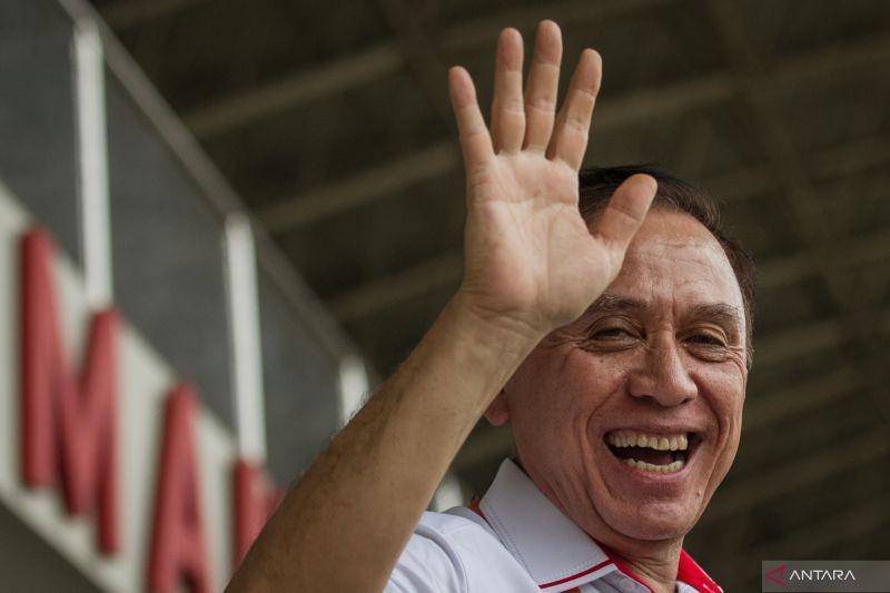 Ketum PSSI tersenyum lebar di Manahan. (ANTARA FOTO/Mohammad Ayudha)