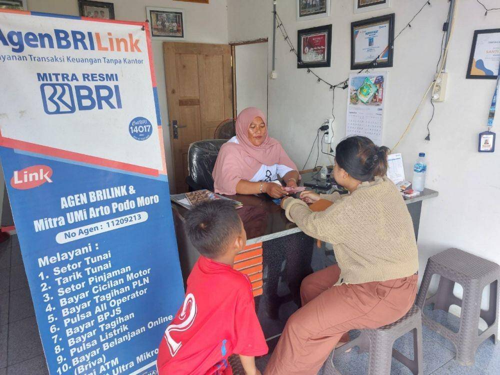 Warga bertransaksi dengan Santi  sebagai Agen BriLink (Dok. BRI)