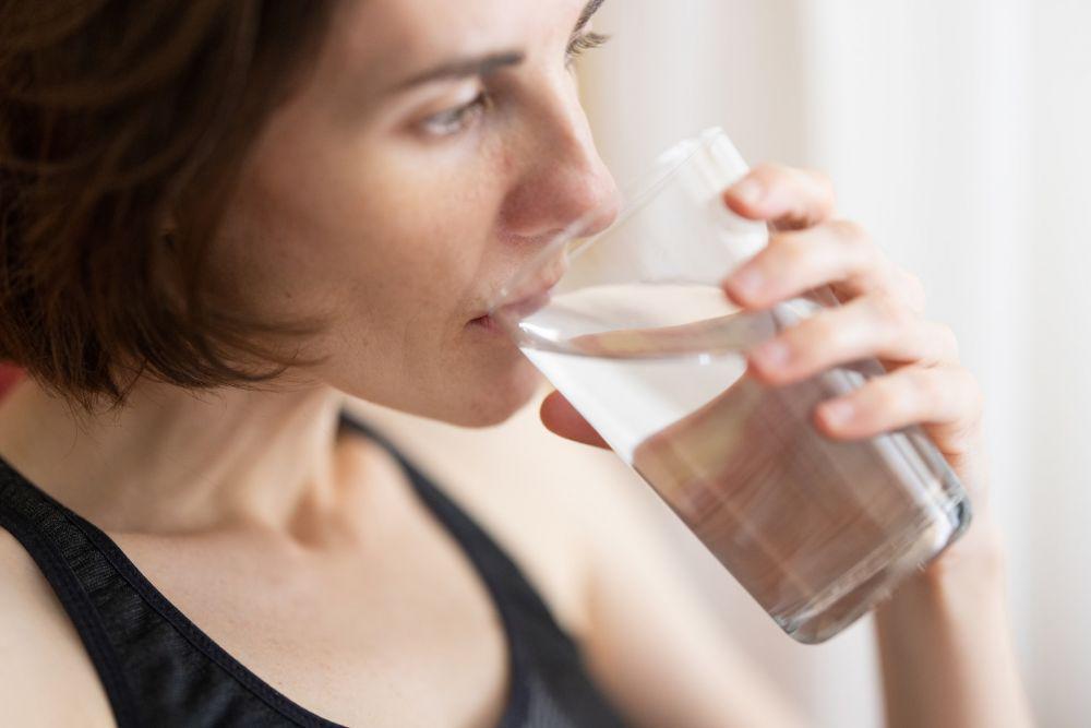 5 Manfaat Minum Air Putih saat Perut Kosong, Apa Saja?