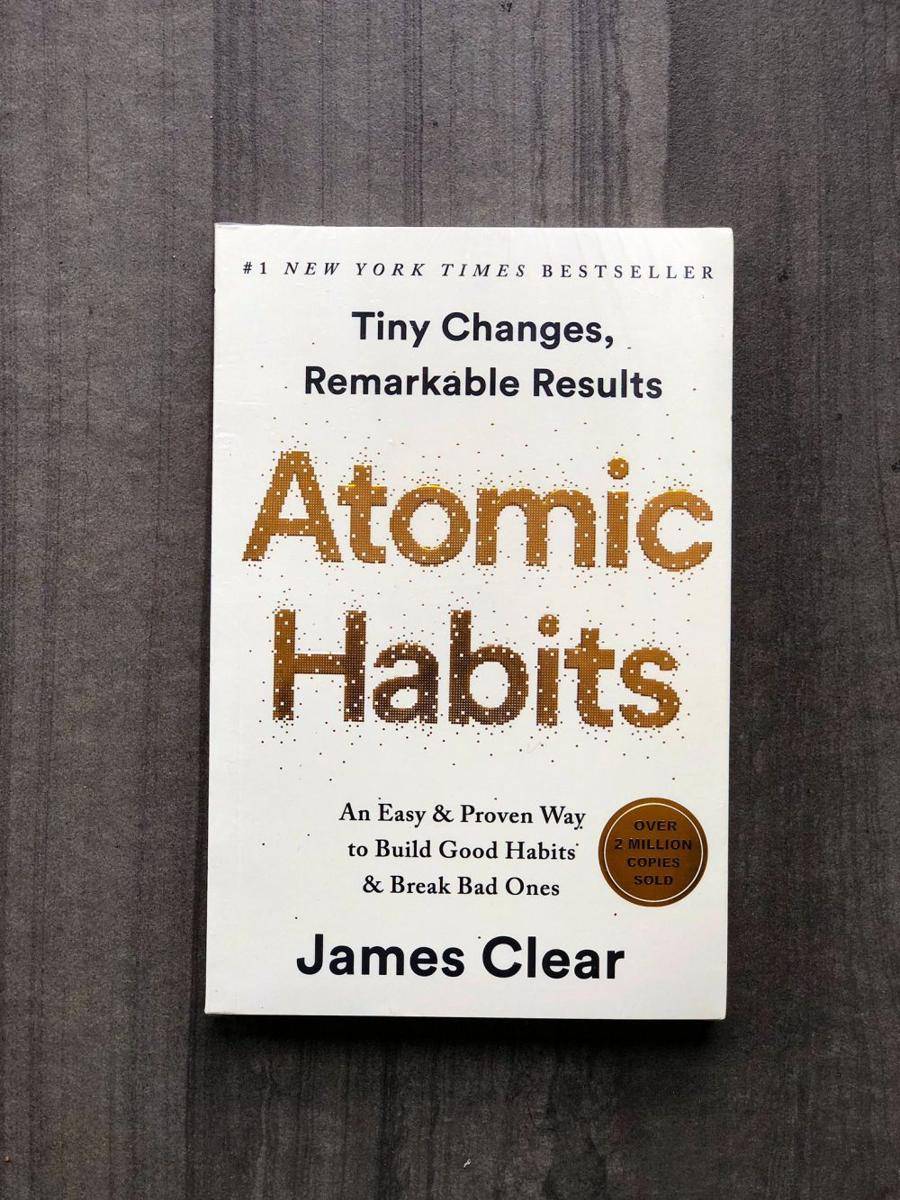 Buku Atomic Habits (twitter.com/@Maxibrown2)