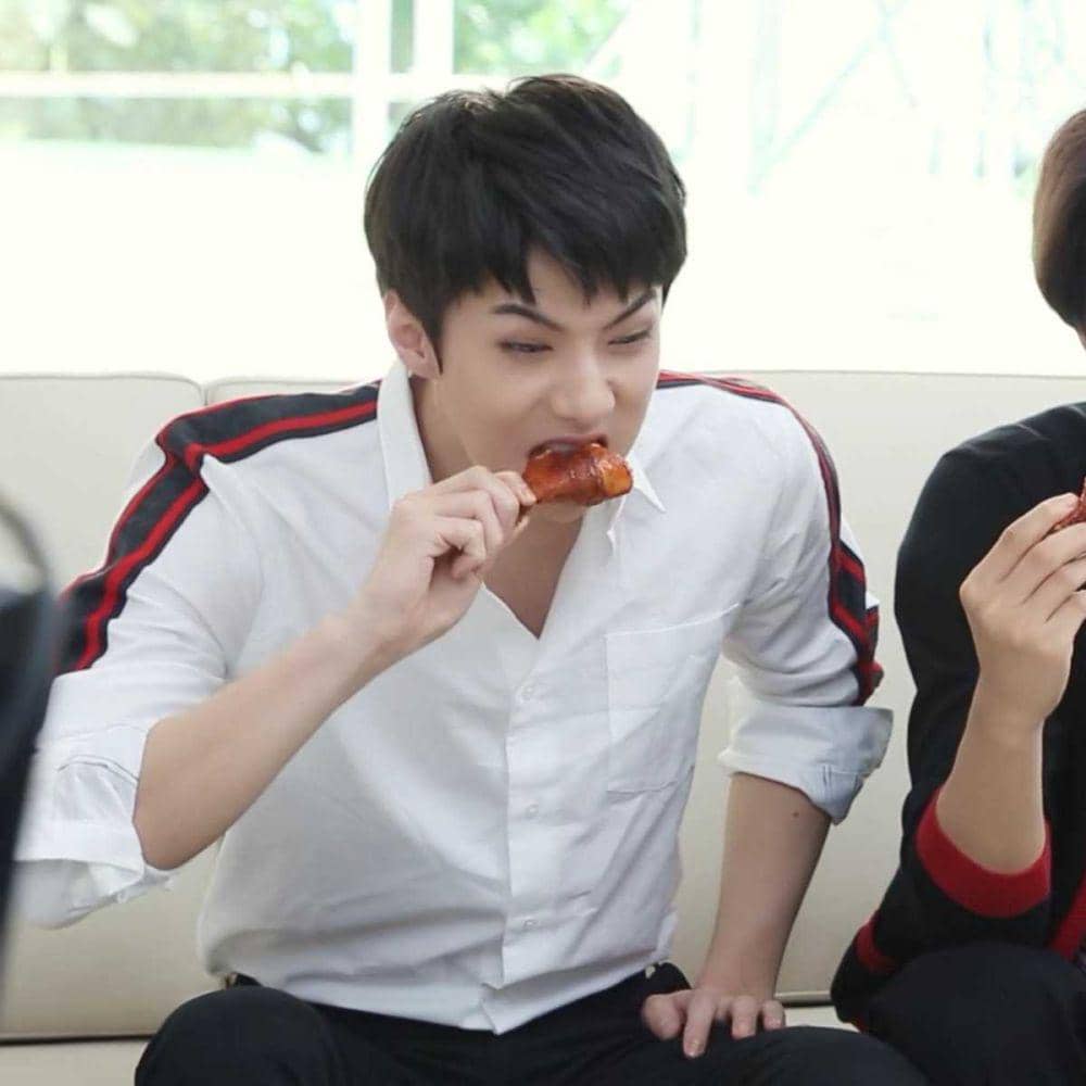 ekspresi idol KPop saat makan (twitter.com/NNG_519)