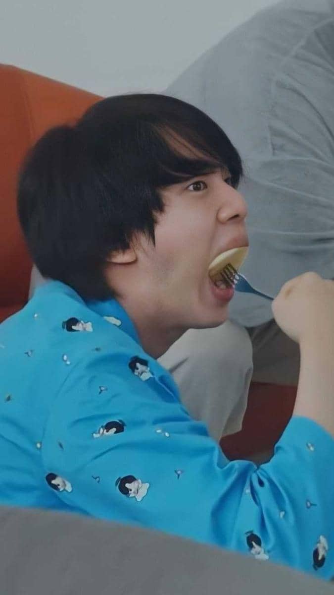 ekspresi idol KPop saat makan (twitter.com/peach724148)