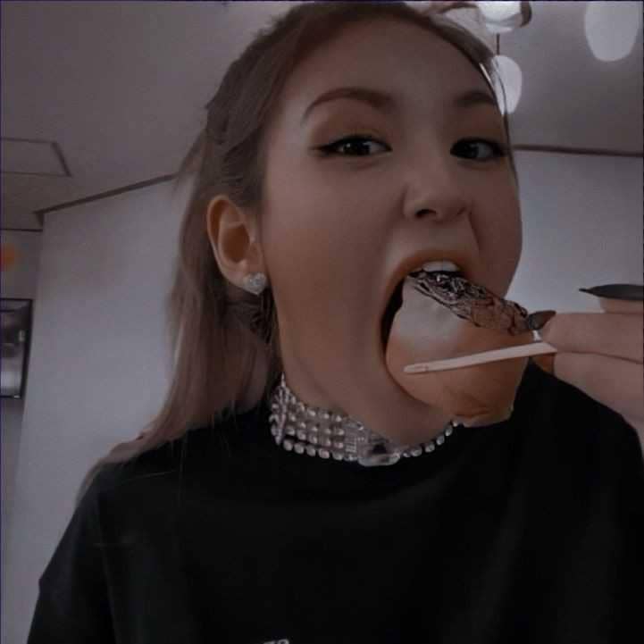 ekspresi idol KPop saat makan (twitter.com/Carpiliueo)