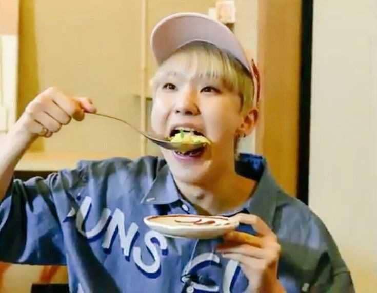 ekspresi idol KPop saat makan (twitter.com/hongsamcrew)