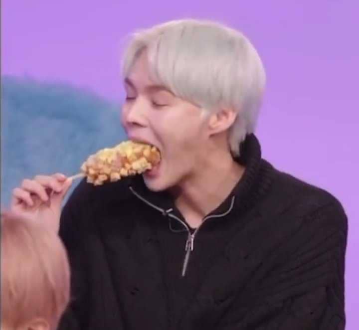 ekspresi idol KPop saat makan (twitter.com/do0be)