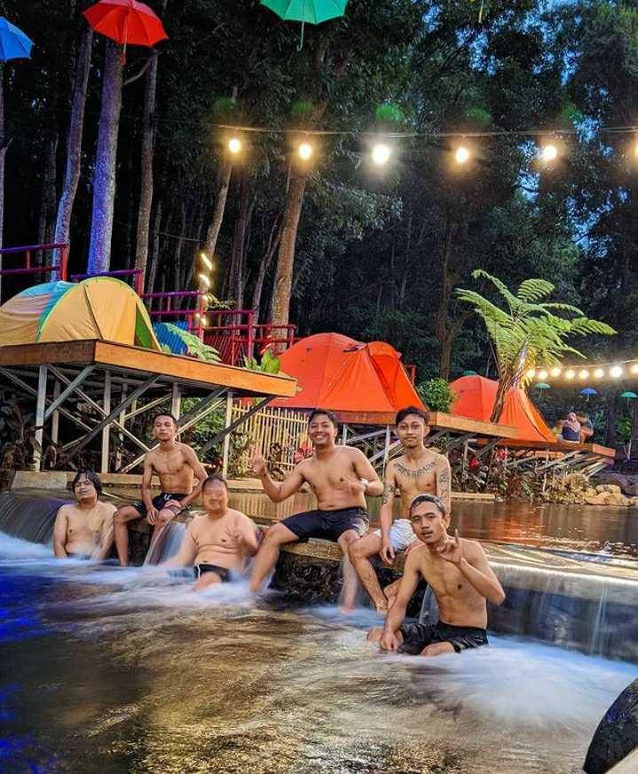 Pengunjung berswafoto di sungai. (Instagram/drecx_)