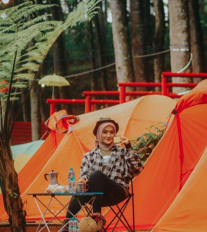 Pengunjung tengah menyeduh kopi di area Wisata Kampung Durian (Instagram.com/raissayas)