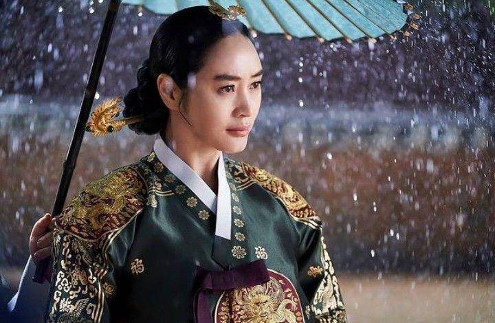 potret Kim Hye Soo di drama saeguk Under The Queen's Umbrella (dok. tvN/Under Queen's Umbrella)