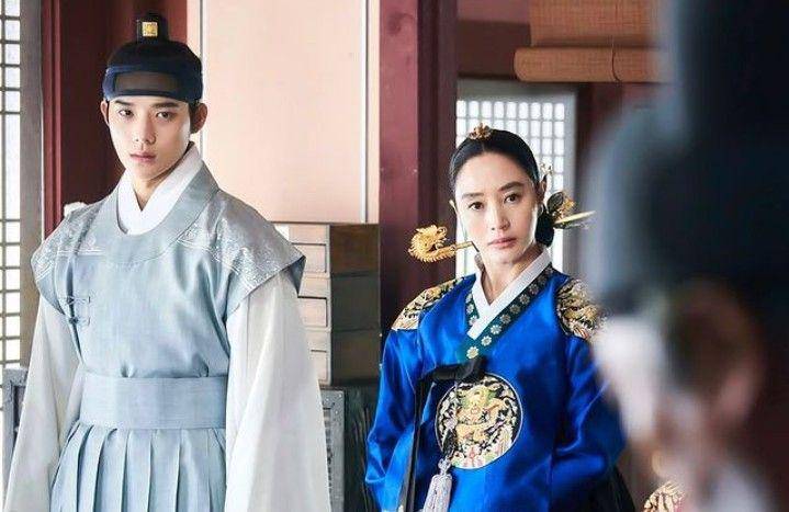 potret Kim Hye Soo di drama saeguk Under The Queen's Umbrella (dok. tvN/Under Queen's Umbrella)