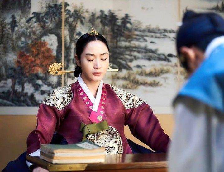 potret Kim Hye Soo di drama saeguk Under The Queen's Umbrella (dok. tvN/Under Queen's Umbrella)