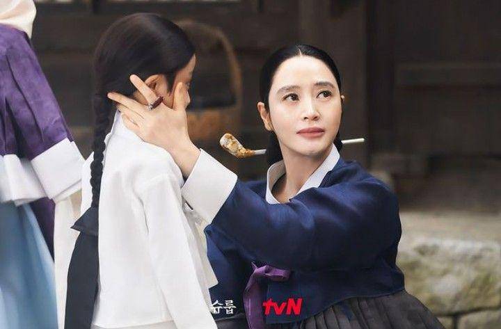 potret Kim Hye Soo di drama saeguk Under The Queen's Umbrella (dok. tvN/Under Queen's Umbrella)