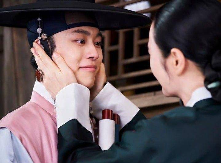 potret Kim Hye Soo dan Yoo Seon Hoo di drama saeguk Under The Queen's Umbrella (dok. tvN/Under Queen's Umbrella)